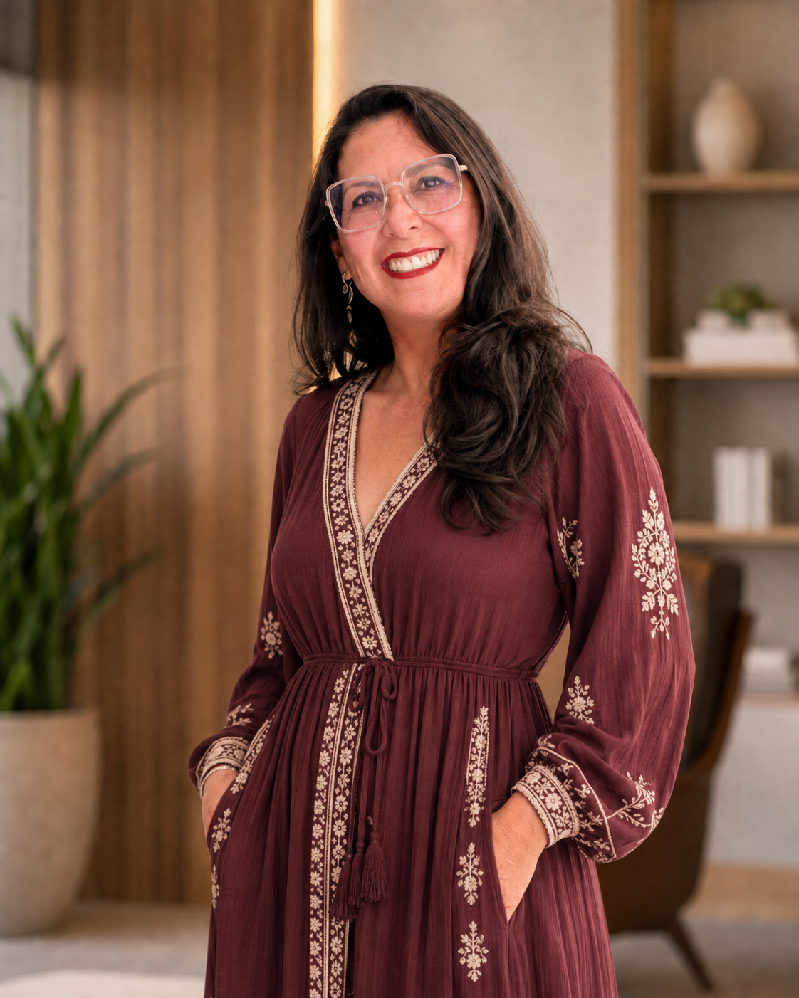 Dri Coñde usando vestido bordô em estilo boho
